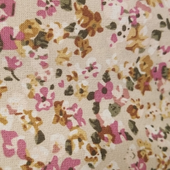 💕ASTR THE LABEL💕 Smocked Floral Print Top ~ Taupe Pink Floral Large L NWT - Picture 9 of 11